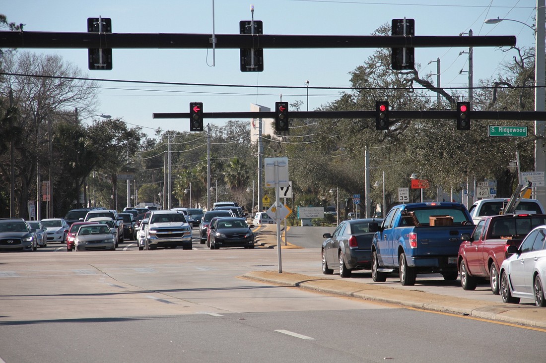 Vehicles wait at a red light at the intersection of Dunlawton and Ridgewood Avenue. Photo by Nichole Osinski