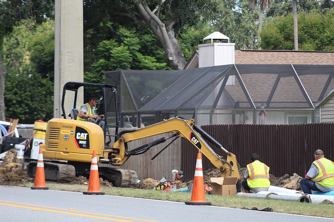 Public Works crews work on the water main that broke on Sept. 16 on Spruce Creek Road. Photo by Lurvin Fernandez