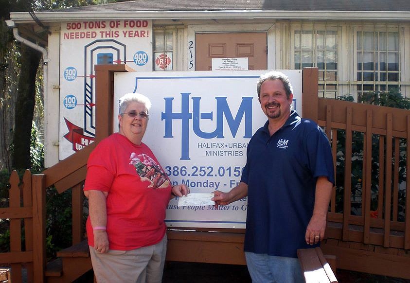 The Mid-Florida Jeep Club recently made a donation to provide 400 Thanksgiving food baskets to HUM families (Courtesy photo)