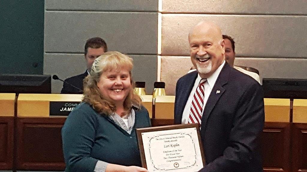 Lori Koplin receives the Employee of the Year award from Mayor Ed Kelley.