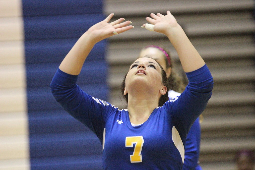 Seabreeze mainland volleyball feature OBO_tori huffman setting up