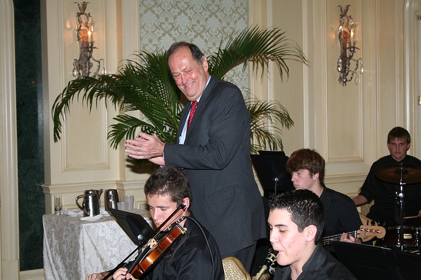 Sen. Bill Bradley mingles with ODA students