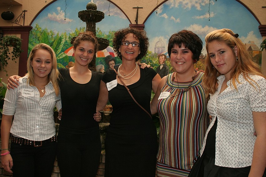 Stephanie Draper, Erin Weinberger, Amy Weinberger, Dulce Rodriguez, Victoria Price