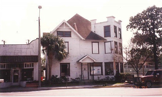 This photo shows the MacDonald House in 1996, just before the 1997 rehabilitation.