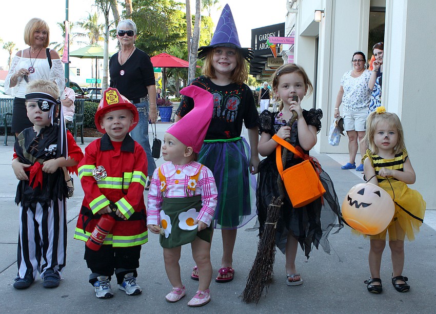 Erik Hermansen, Cole Reuter, Lola Scott, India Hirschowitz, Isabella Scott and Emma Levins pose on St. Armand's Circle.