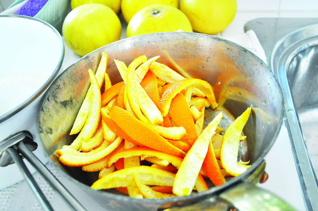 Blanch: Orange peel ready to blanch