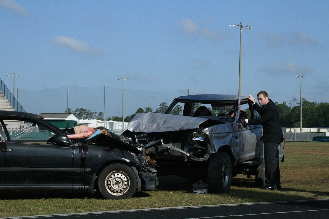 Tim Lamb pretends to be a witness who found the victims of a DUI crash.