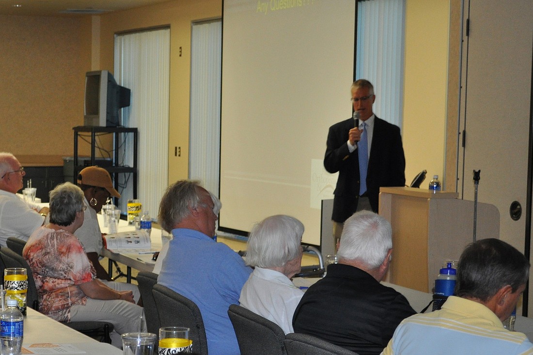 Florida Hospital Flagler orthopedic surgeon Jeffrey Keen speaks to community members at a seminar about knee pain. COURTESY PHOTO