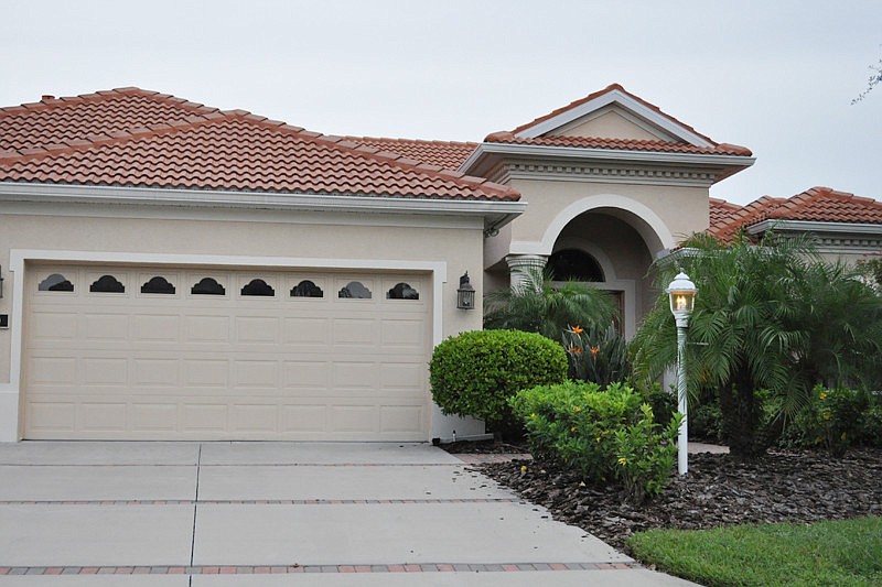 This home in the Country Club of Lakewood Ranch sold for $420,000. It features 2,485 square feet of living area.