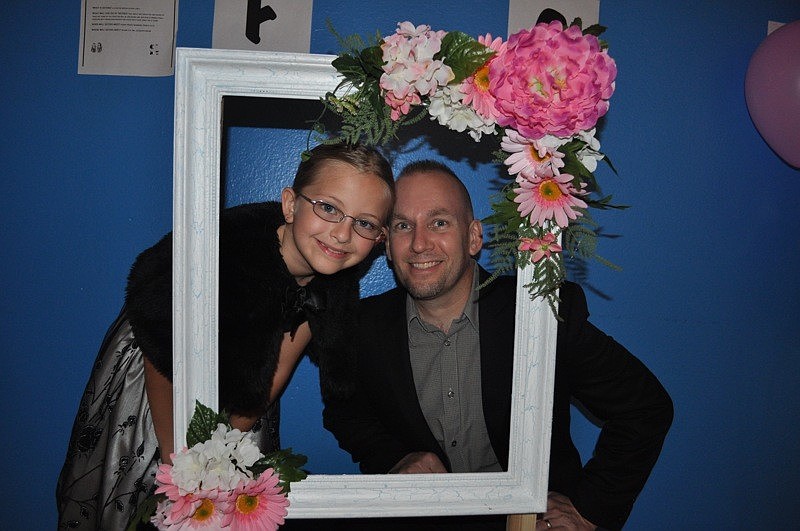Kayla Fisher and her dad Chris stopped for a picture-perfect moment.