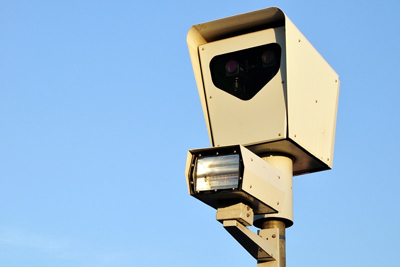 The Sarasota City Commission approved an ordinance to allow red-light cameras limits.