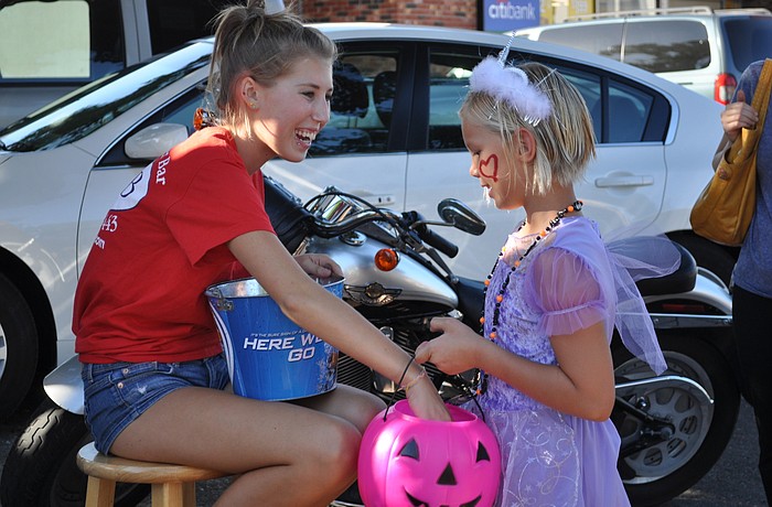 Chelsea Batscha from Siesta Key Oyster Bar hands out candy.
