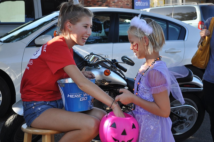 Chelsea Batscha from Siesta Key Oyster Bar hands out candy.