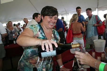 The event will feature more than 300 American and international wines for tasting as well as specialty beers.