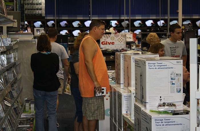 The Best Buy store on South Tamiami Trail opened its doors to a throng of shoppers at 5 a.m. this morning.