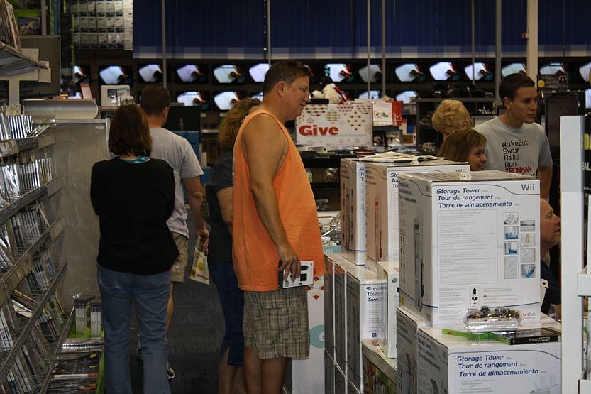The Best Buy store on South Tamiami Trail opened its doors to a throng of shoppers at 5 a.m. this morning.