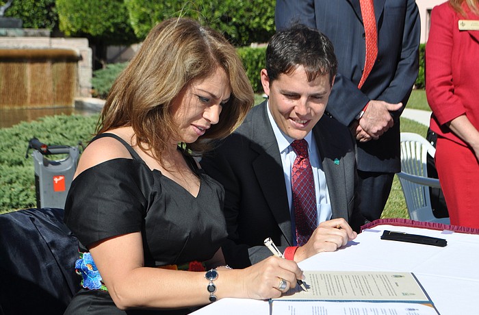 Merida Mayor Angelica Araujo and Mayor Kelly Kirschner sign the sister city treaty.