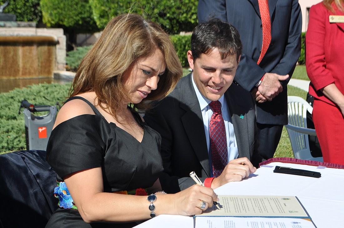 Merida Mayor Angelica Araujo and Mayor Kelly Kirschner sign the sister city treaty.