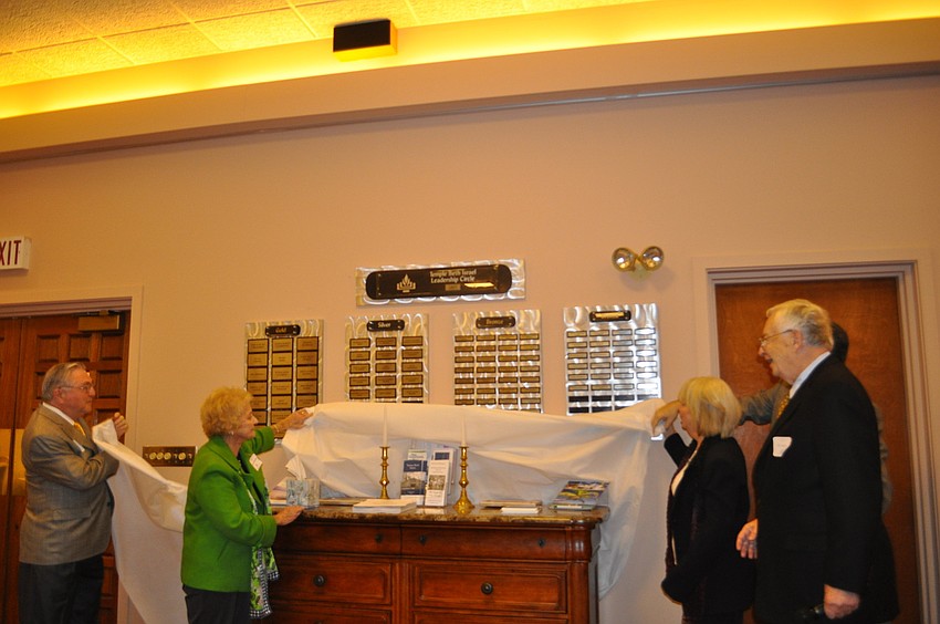 Leadership plaque is unveiled by Temple President Earl Gordon, Barbara Blumfield, Sharon Frankel and Temple Vice President Bill Sandy