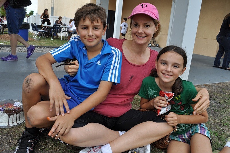 Dara Thompson enjoyed lunch outside with her children, Hudson and Marisa.