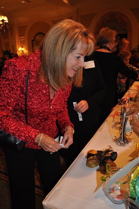 Lenore Redler kept her eyes on golf-related silent auction items.