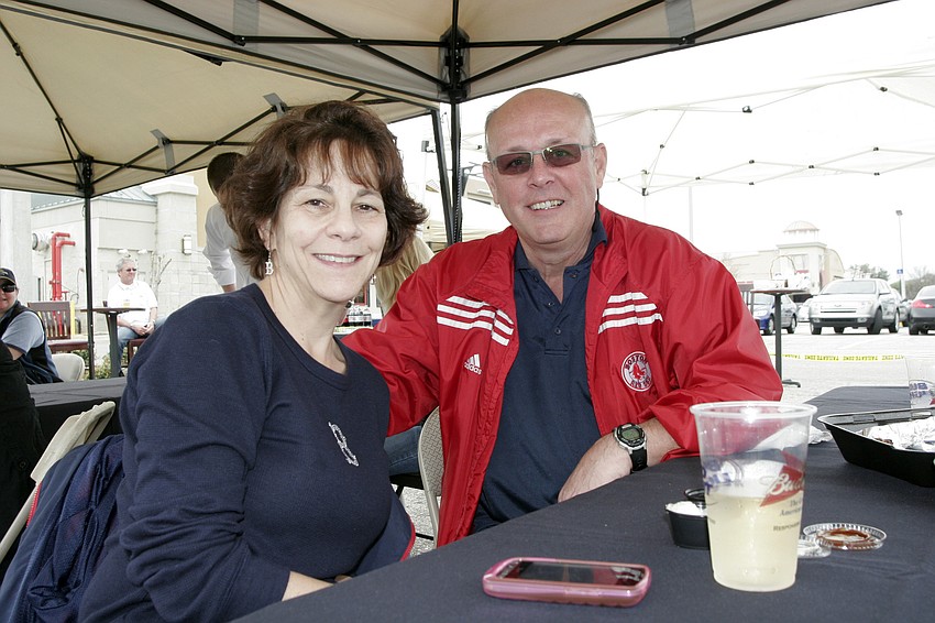 Toni and Larry Richards enjoyed some wings while listening to the musical entertainment.