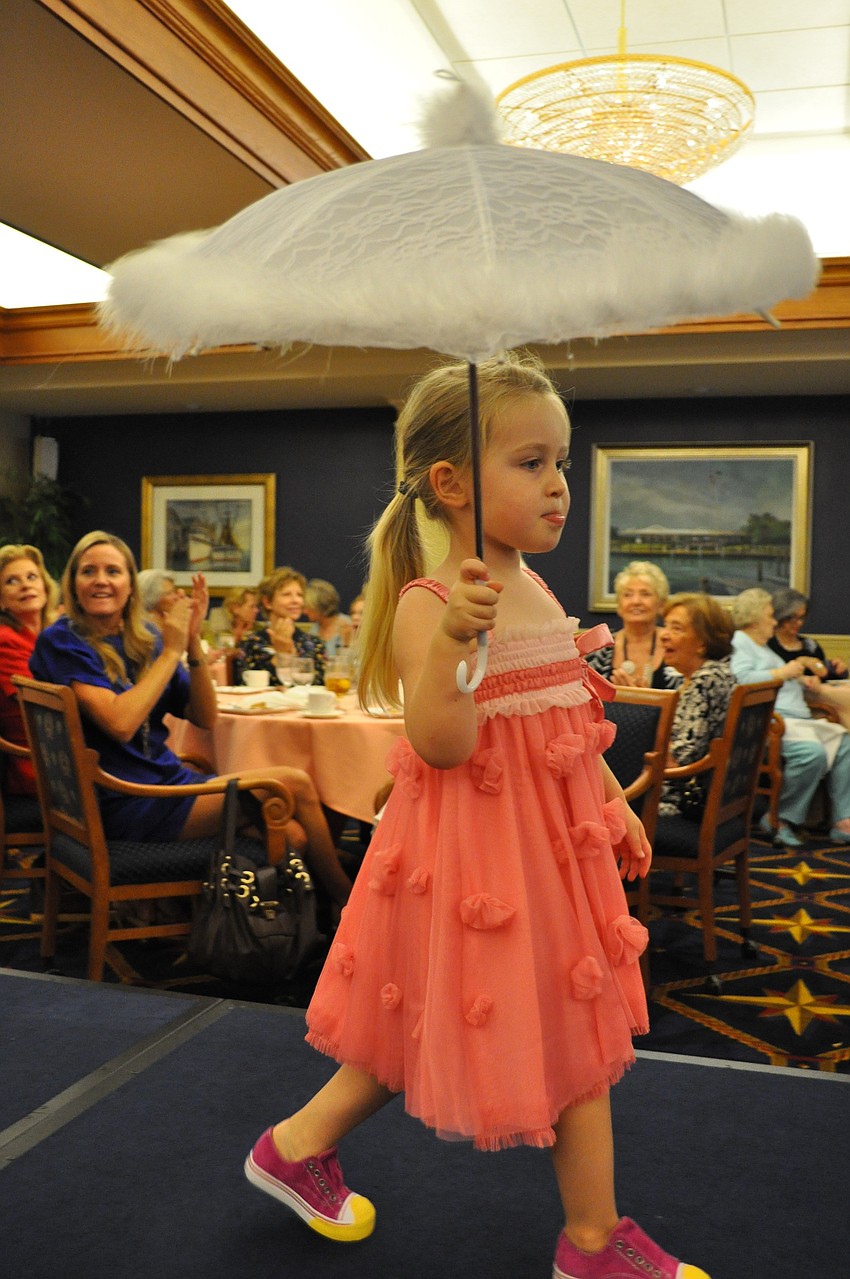 Lina Nietz struts the catwalk with a parasol.