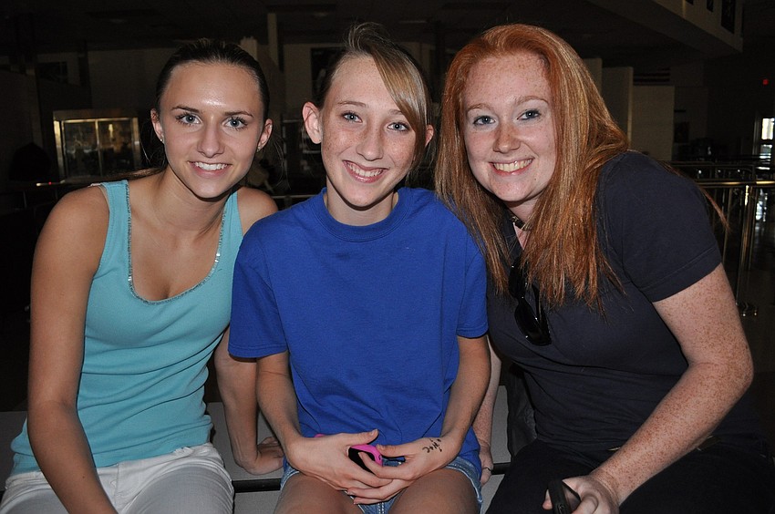 Sophomores Taylor Myers and Shelby Murphy hung out with junior Aubrey Hudson.