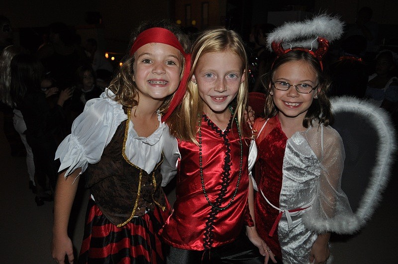 Anna Dees, Abbie Dictz and Ally Ellis headed out to the dance floor.