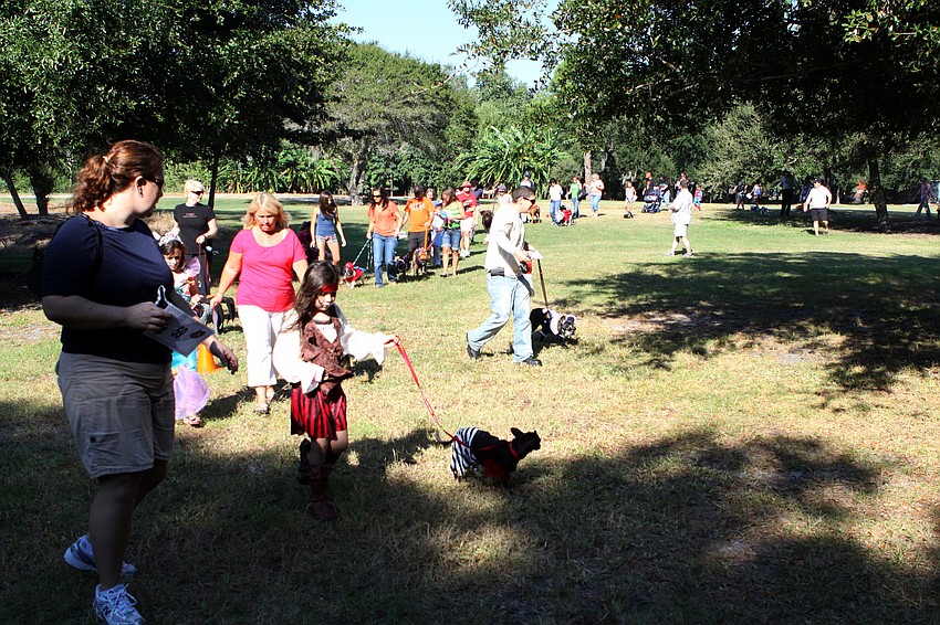 The dogs make their way around to the front of the stage.