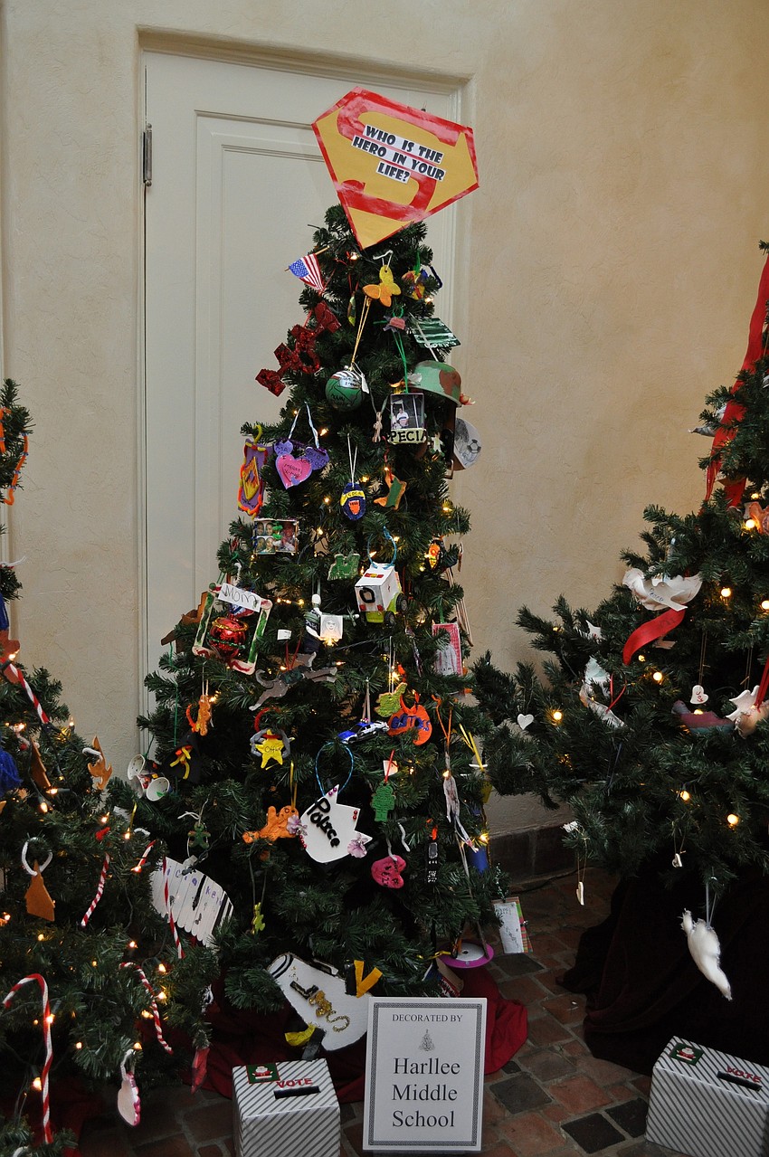 Tree decorated by Harllee Middle School
