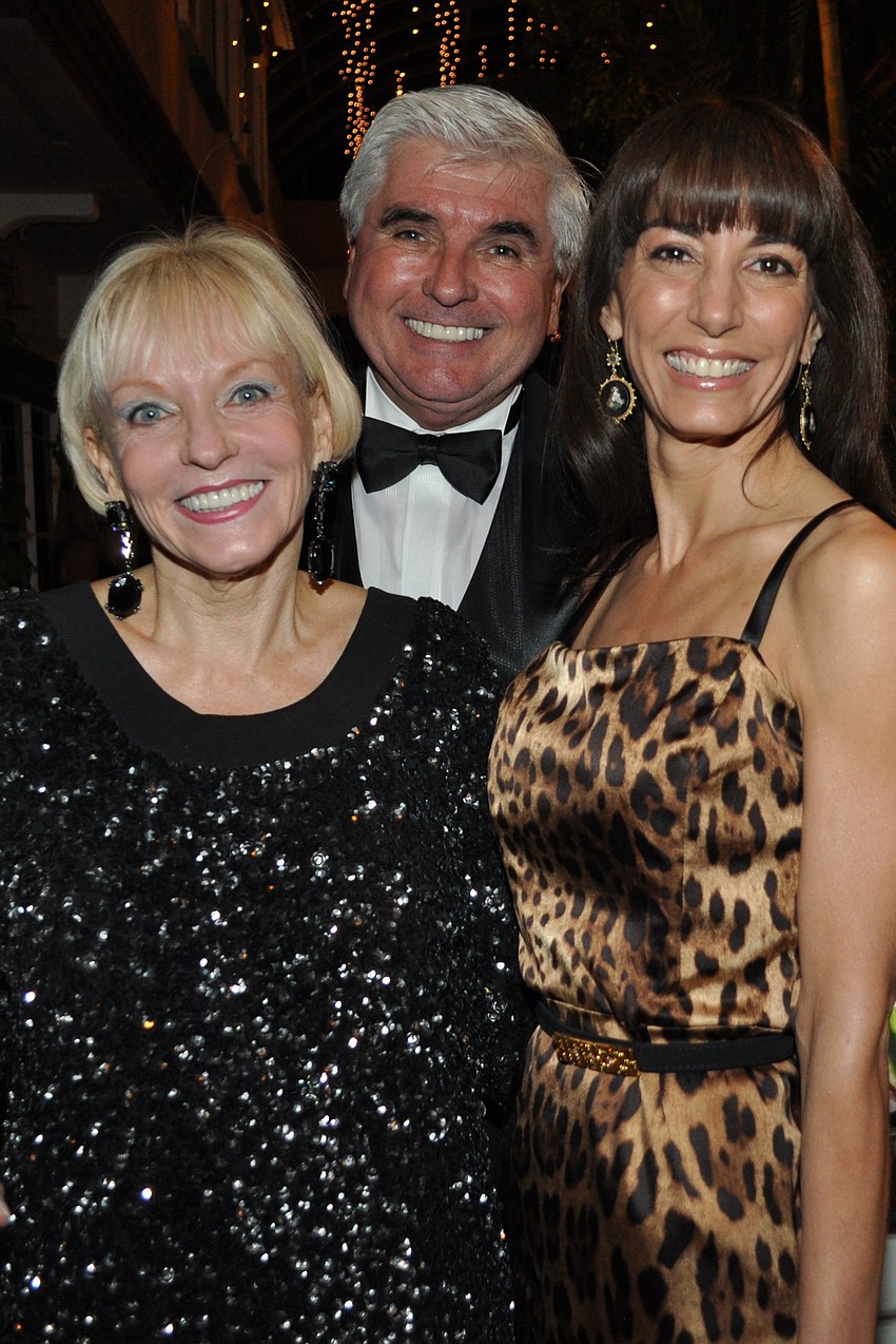 Elisabeth Waters and Victoria Leopold with emcee-actor-auctioneer Cliff Roles