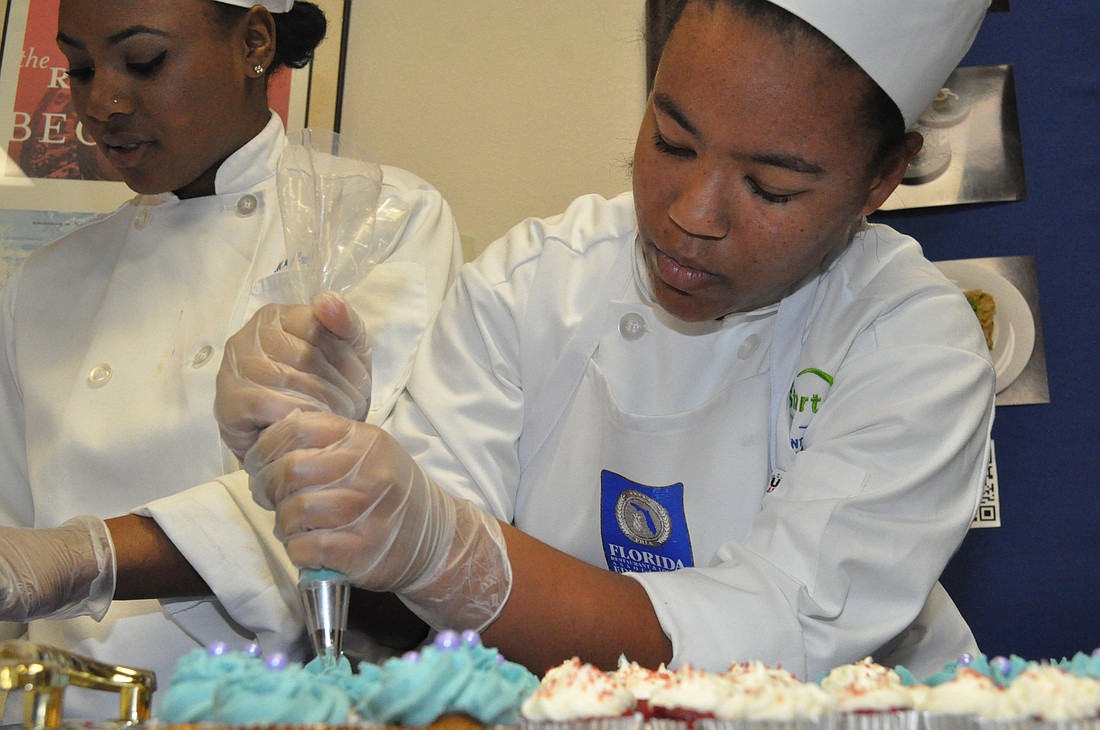 CUTLINE: Sasha Leon and Gina Evans, both 17. Photo by Jonathan Simmons.