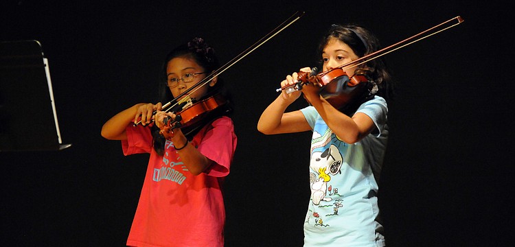 Fourth-graders Cassandra Atzrodt and Sofia Mungillo performed a duet.