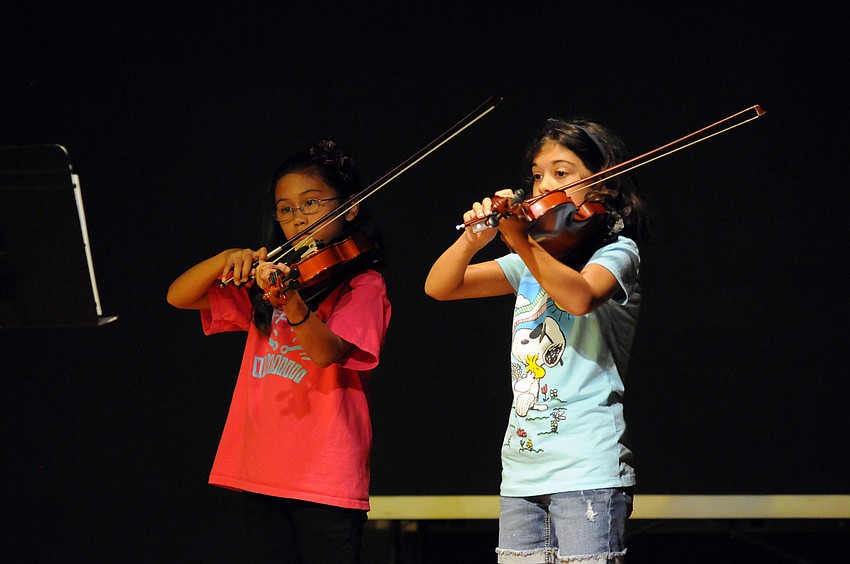 Fourth-graders Cassandra Atzrodt and Sofia Mungillo performed a duet.