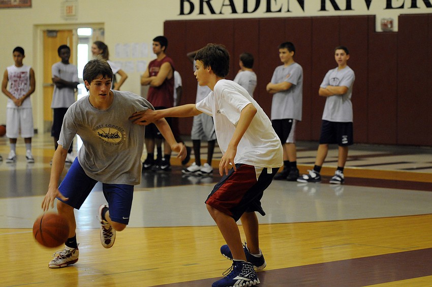 Ninth-graders Matt Muscara and Tripp Knapp played a competitive game of one-on-one.
