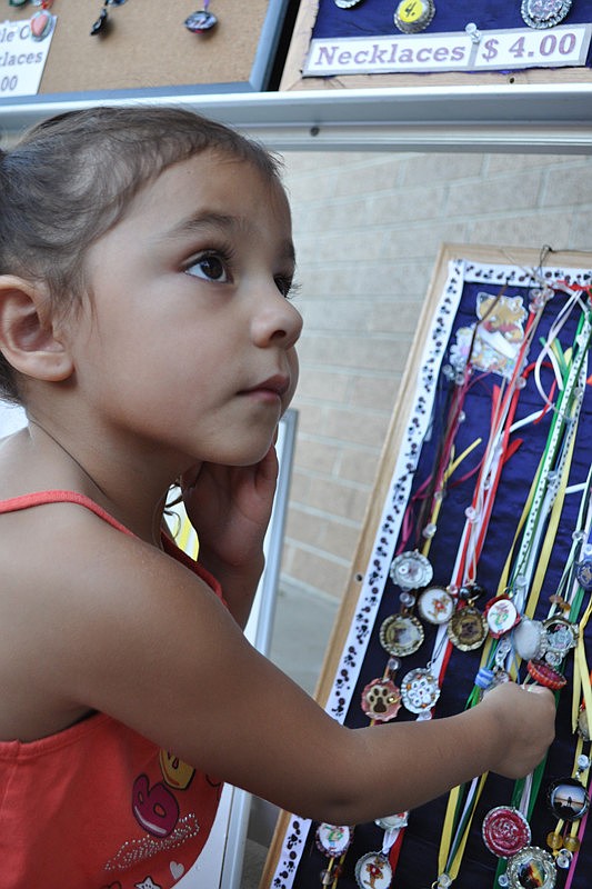 Mariely Ortiz, 3, picked out a necklace.