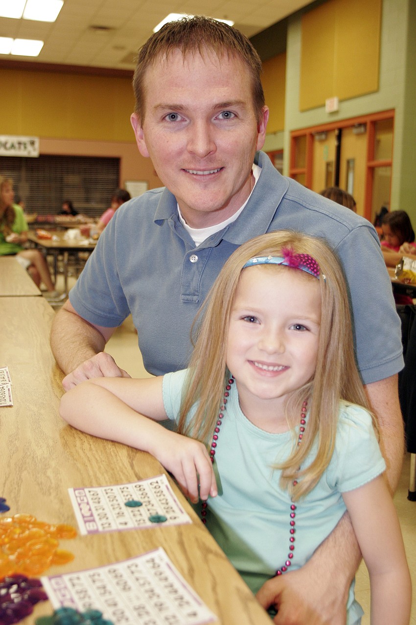 Mike Hotaling helped his daughter Madelyn, 5, with her Bingo cards.