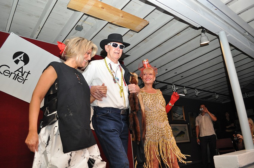 The always-chic Ray Peper escorts his models.