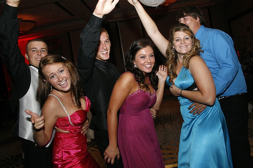 It didn't take long for Lakewood students to flood the dance floor.