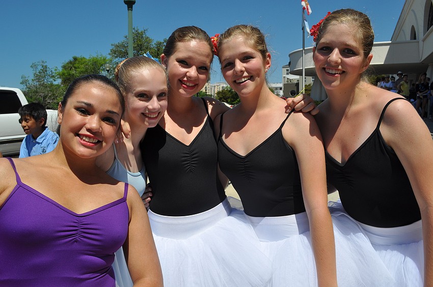 Sarah Caoili, Caitlin Gish, Shannon Cantalupo, Corinne and Lauren Meyer