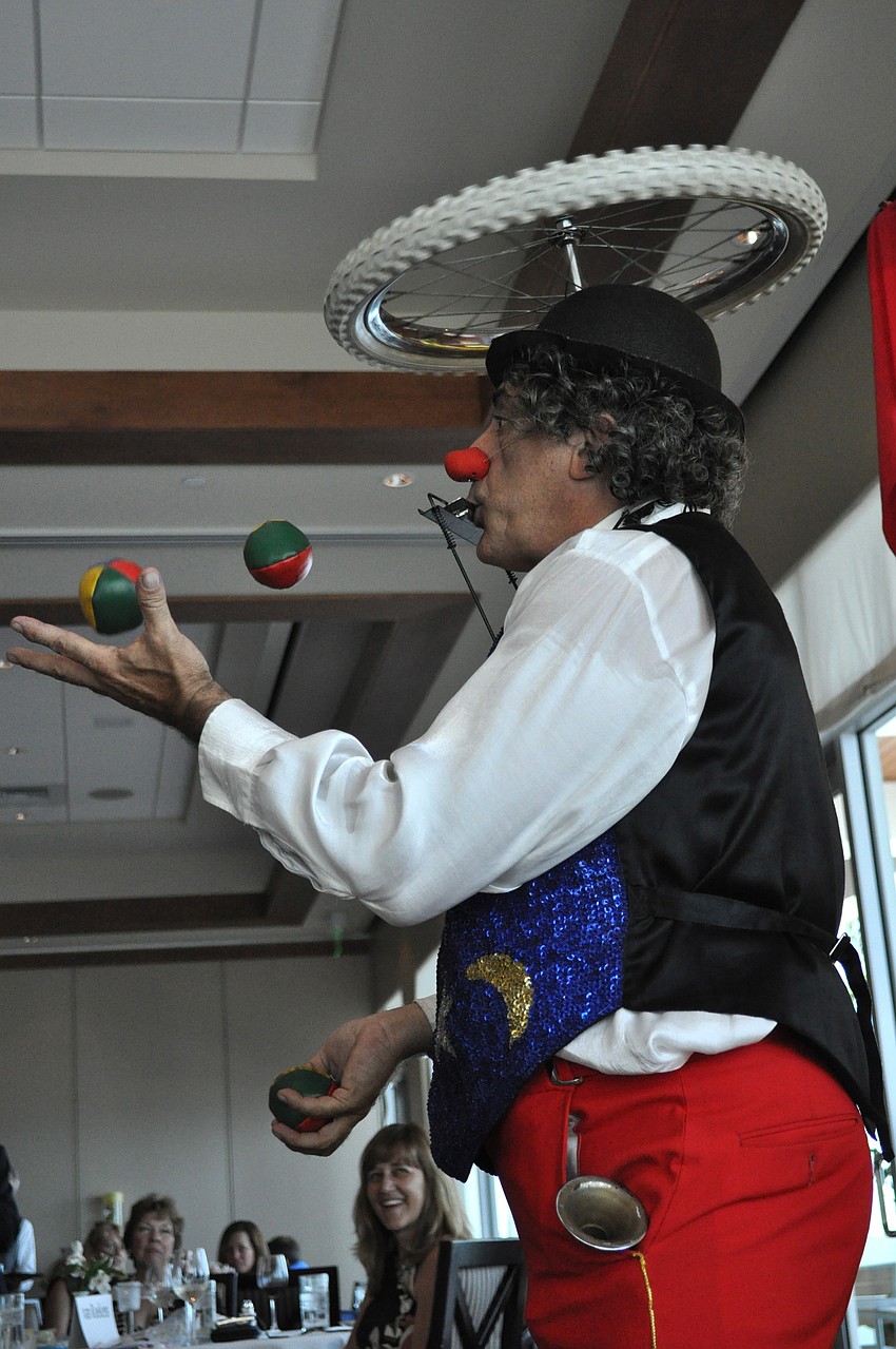 Spaghetti the Clown entertains the kids with juggling tricks.