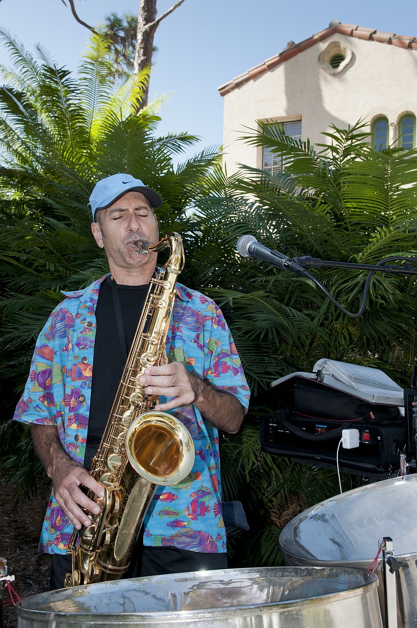 Daniel Fugazzotto serenades arriving guests