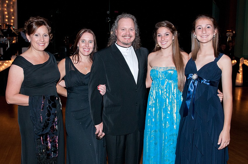 Traci Schofield, Dee and Shane Tackitt, Lauren Schofield and Emily Schofield