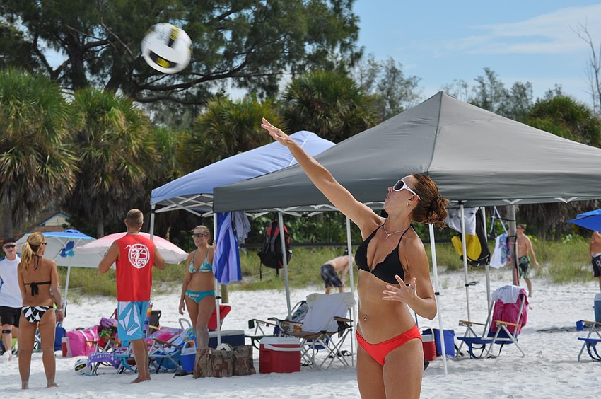 Mary Abranski serves the ball.