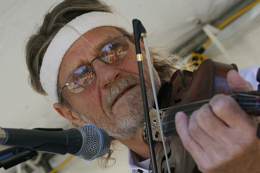 Rob Beaumont performed with Trail Dogs.