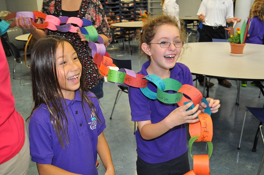 Maya Stern Rudo and Madelyn Halperin decorate the dining hall.