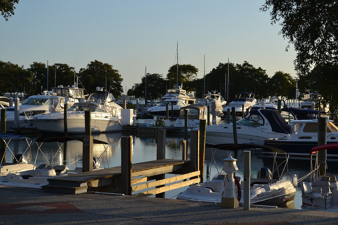 A proposed mooring field in Sarasota Bay and an ordinance to shape regulations for boats outside of it is moving forward.