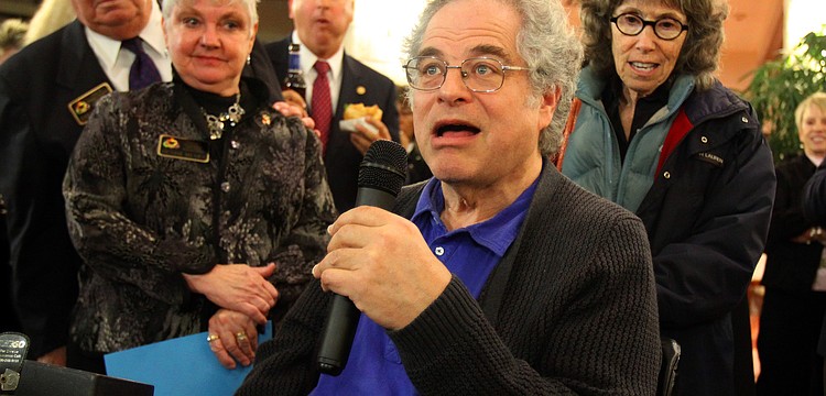 Itzhak Perlman speaks to the Rotarians, Tuesday, Jan. 3, inside the USF Sarasota-Manatee FCCI Rotunda.