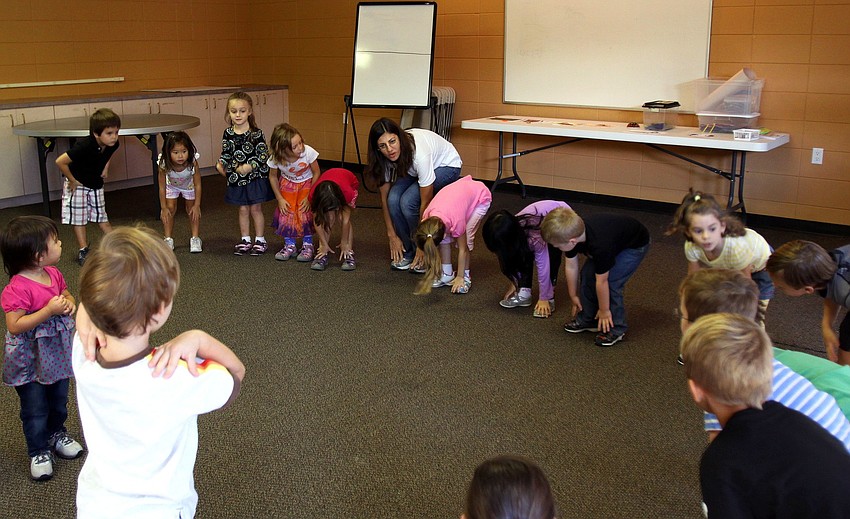 The preschoolers sing and play 